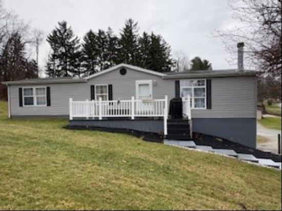 215 S Thompson Ln, Hempfield Twp - Wml PA 15642