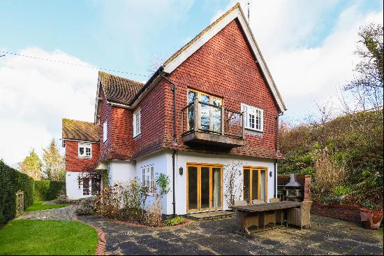 This beautifully finished home offers the charm of cosy country living, seamlessly blended