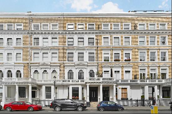 A well-presented two bedroom apartment with two terraces, for sale on a prime residential 