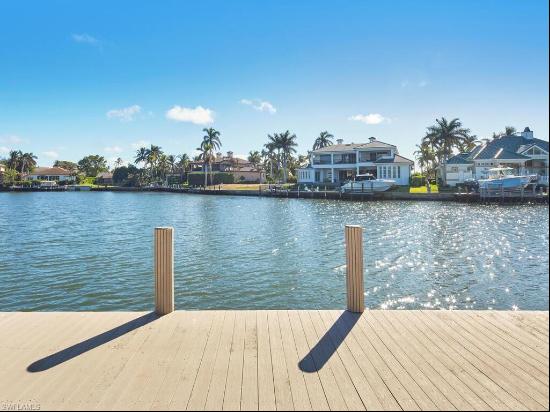 Located on one of Park Shores most desirable cul-da-sacs, 310 Pirates Bight offers stunnin