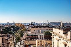 Elegant penthouse in Rome's Historic Center with terrace