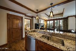 728 W Lionshead Cir Unit R-112, Vail CO 81657