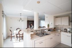 Stunning south-facing duplex penthouse in a sought-after complex, Estepona 29680