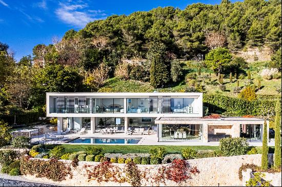 Overlooking the sea, in absolute calm within a closed domain, this new contemporary villa 