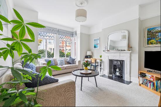 Spacious Two Bedroom Ground Floor Garden Flat in Bedford Park Borders