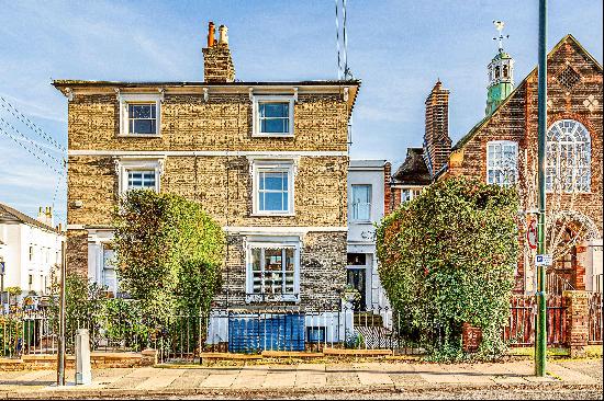 An excellent opportunity to acquire this delightful period property measuring close to 2,5