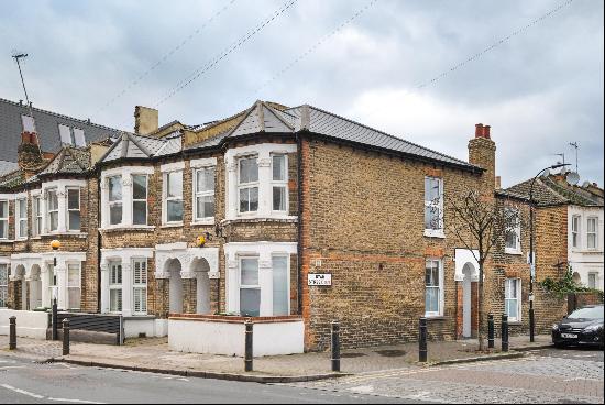 A fabulous two bedroom maisonette situated in this sought after area of Sands End by the R