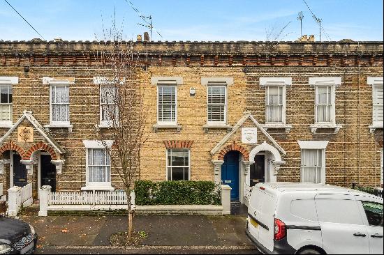 A gorgeous two double bedroom house with a south-west facing patio garden, located in the 