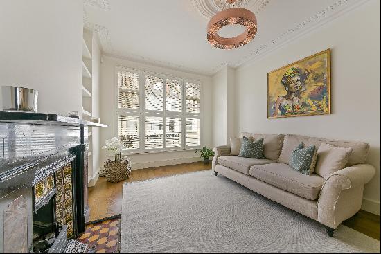 A beautiful five bedroom family home to rent in Parsons Green.