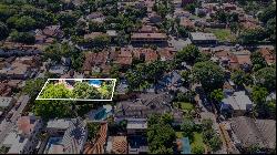 Large land with house to remodel in the Mcal.Estigarribia neighborhood