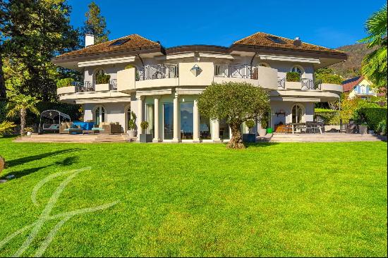 EXCLUSIVITY! Luxurious property with swimming pool and exceptional lake view