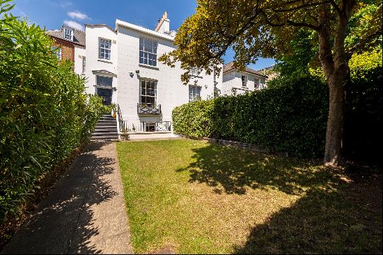 A beautifully presented semi-detached Stucco house with a private garden.