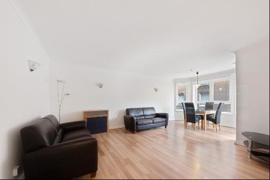 Apartment with a large terrace in Aphrodite Court, Cyclops Wharf E14