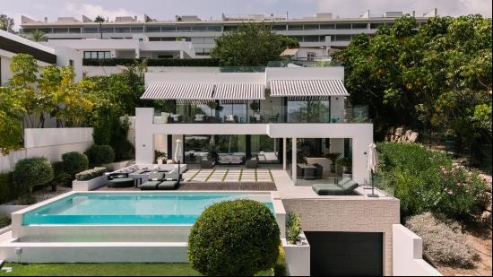 Modern villa situated walking distance to Las Brisas and Los Nar, Marbella 29660