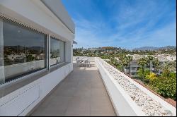 Exceptionally presented penthouse with 360º panoramic views in t, Marbella 29660