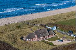 Timeless Elegance on Sylt: Historic Thatched-Home with Direct North Sea Views