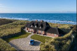 Timeless Elegance on Sylt: Historic Thatched-Home with Direct North Sea Views