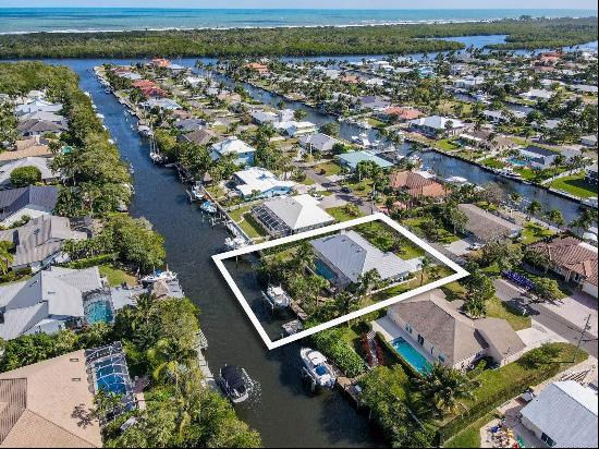 Welcome to a boater's paradise! A perfect location in the North Hobe Sound Shores communit