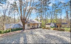 Enjoy The Privacy and Tranquility of this Charming Cottage In Ellijay!