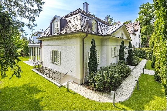 Stylishly renovated villa from 1922 with underground parking and solar system in a prime 