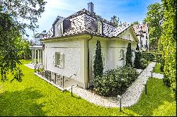 Stylishly renovated villa from 1922 with underground parking and solar system in a prime 