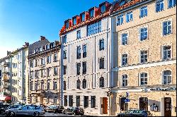 Fertig vorbereitet für den Innenausbau: Wohnung mit Townhouse-Flair und Dachterrasse