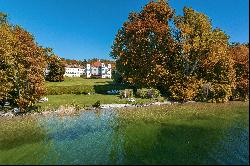 Schloss Possenhofen: High-class garden apartment with panoramic lake view