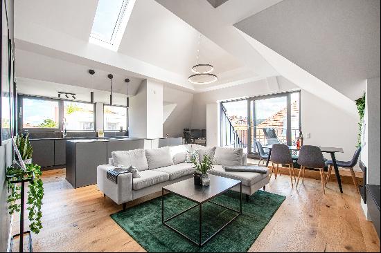 Stylish design: recently renovated 2-room apartment with large roof terrace