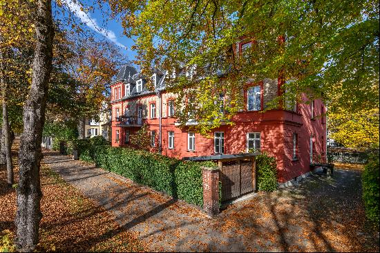 Box seat on the Schlosskanal: 3- to 4-room apartment in a dreamlike gem of an old building