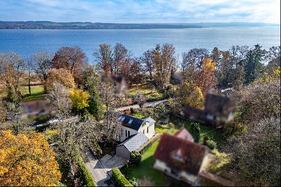 Just a few steps to the lake: sustainable family home with a stylish feel-good ambience