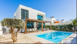 Villa with pool and garage for sale in Portimão, Algarve, Portugal