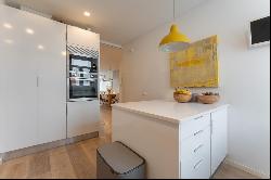 Contemporary T3 Apartment in Lisbon’s Prestigious Estrela Neighborhood with Two Parking S