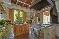 Natural stone finca with views into the valley