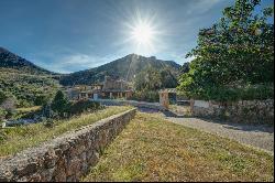 Natural stone finca with views into the valley