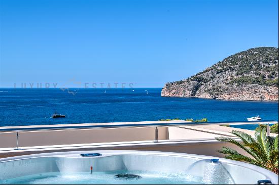 Luxury penthouse in Camp de Mar with sea view within walking distance to the beach and go