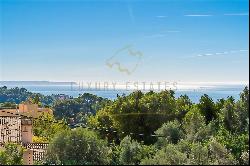 Well kept villa in Genova with partial sea views