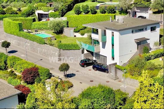 Pool, garden & lake view: modern villa in Lugano-Breganzona for sale