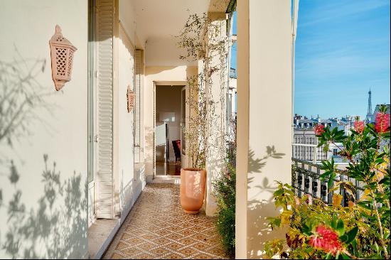 Paris 16th District – A 5-bed apartment with a balcony