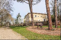 Château & guardian cottage, with pool and jacuzzi, set within well managed gardens