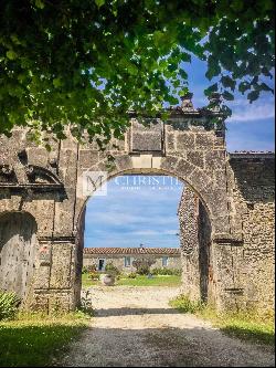 Saintes - Magnificent 14th-century Manor house