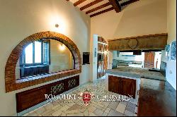 MANOR VILLA WITH VIEW OVER THE HISTORIC CENTRE FOR SALE, AREZZO