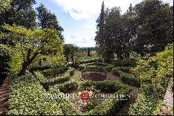 ELEGANT HISTORIC VILLA WITH GARDEN AND POOL FOR SALE IN AREZZO, TUSCANY