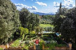 ELEGANT HISTORIC VILLA WITH GARDEN AND POOL FOR SALE IN AREZZO, TUSCANY