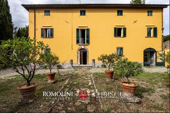 ELEGANT HISTORIC VILLA WITH GARDEN AND POOL FOR SALE IN AREZZO, TUSCANY