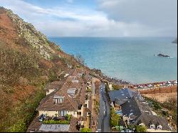 Penthouse Apartment Set in Picturesque Location with Sea Views