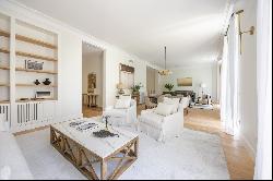 Impressive apartment with three balconies overlooking Santa Engracia street in the Chambe