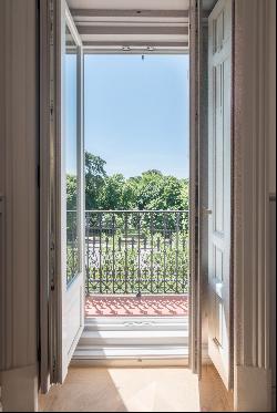 Stunning apartment with views of the Buen Retiro Park in a classic building