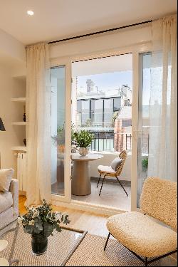 Cozy apartment overlooking one of the most exclusive streets in the Salamanca district