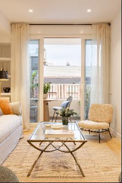 Cozy apartment overlooking one of the most exclusive streets in the Salamanca district