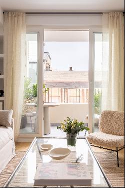 Cozy apartment overlooking one of the most exclusive streets in the Salamanca district